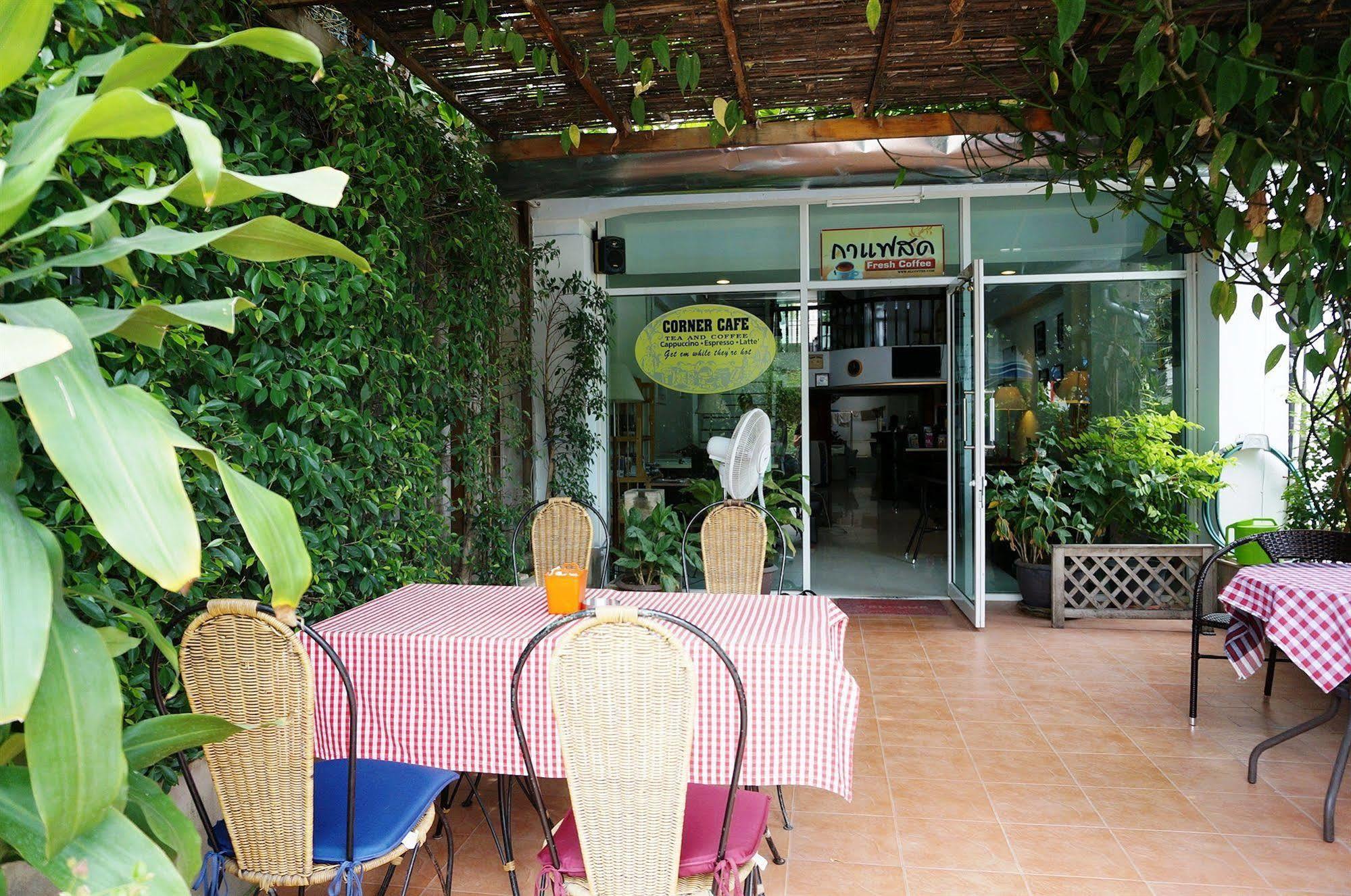 Corner Cafe Bed & Breakfast HHQ Exterior foto